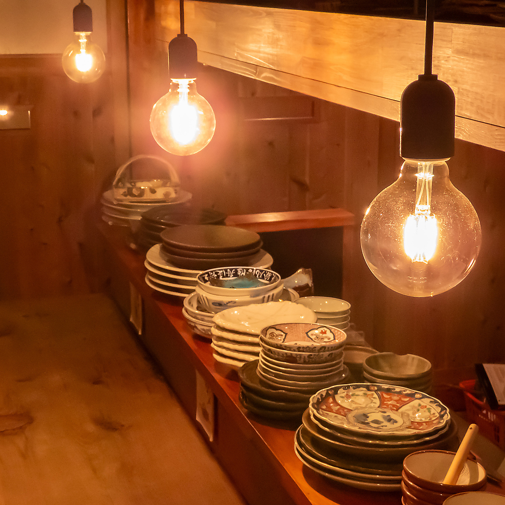 ぬくもりのある素材の内装と温かな照明に彩られた店内。ほっと落ち着く空間でご宴会やお食事をどうぞ