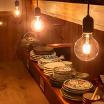 ぬくもりのある素材の内装と温かな照明に彩られた店内。ほっと落ち着く空間でご宴会やお食事をどうぞ