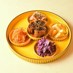 コールスロー/キャロットラペ/チーズ盛り合わせ/生ハム/カリカリベーコンロール　５種盛り合わせの写真