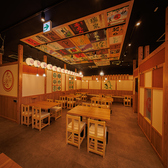 【マルチに使えるアットホーム空間】まるでお祭りのような活気と、アットホームなぬくもりが同居する空間造り。提灯や木のぬくもりが温かみを演出し、九州の屋台を思わせる賑やかな空間が広がります。仲間とワイワイ盛り上がれるテーブル席から、ゆったり大勢でも過ごせる個室まで完備しており、シーンを選びません。