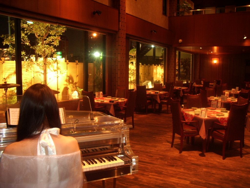 ピアノの調べを聞きながらゆったりと食事を楽しむ贅沢な時間を過ごしてみませんか？