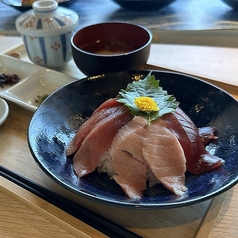 まぐろ三色丼