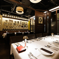 夜は暗めの照明。10名様と20名様用の個室もご用意