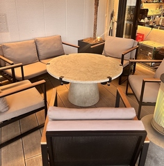 【喫煙可能】テラスのソファ席です。最大六名様までご利用可能です。(こちらのお席は18時以降のご利用の場合、テラスチャージとしてお一人様500円頂戴いたします。）