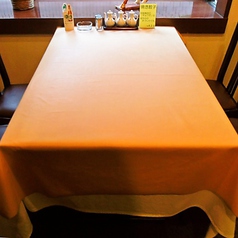 1卓につき4名様まで着席可能なテーブル席は親しいお仲間との飲み会にピッタリ！使い勝手の良いテーブル席です。