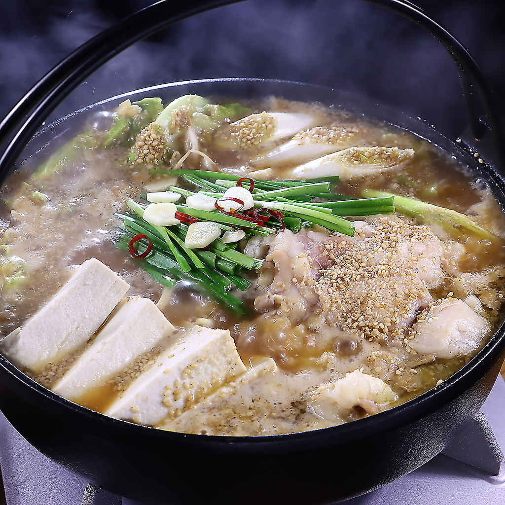 本場仕込みの博多もつ鍋は国産和牛の牛もつを使用。旨味が溶け出すスープと、ぷりぷりの食感は絶品♪