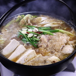 本場仕込みの博多もつ鍋は国産和牛の牛もつを使用。旨味が溶け出すスープと、ぷりぷりの食感は絶品♪