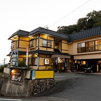 清水川の上流、美しい景色の山間にたたずむ鯉料理のお店