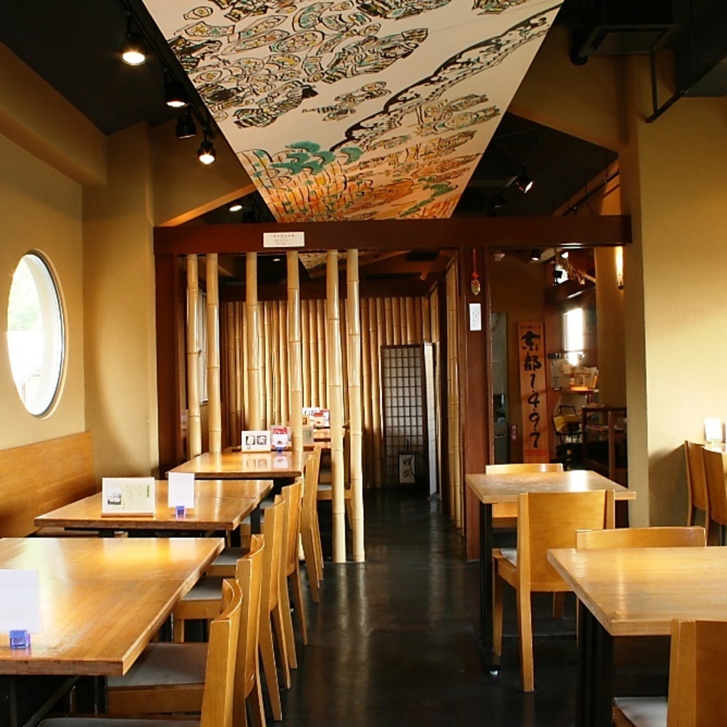 足を楽にしてごゆっくりとお寛ぎいただけるテーブル席をご用意しております。