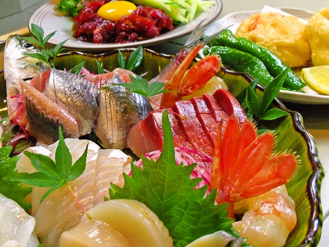 新鮮な魚介を、ふんだんに使用した料理が人気。こだわりのお酒も種類豊富。
