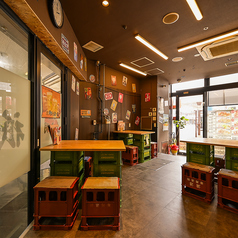 デートなどのお二人様のご利用にも最適なカウンター席。肩を並べて当店自慢の絶品居酒屋料理をお楽しみください。