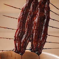 三重の老舗鰻問屋から届く厳選した鰻を使用。