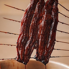 三重の老舗鰻問屋から届く厳選した鰻を使用。