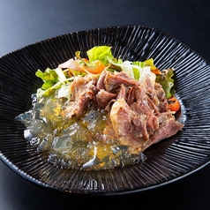 テールのほぐし身コンソメジュレサラダ