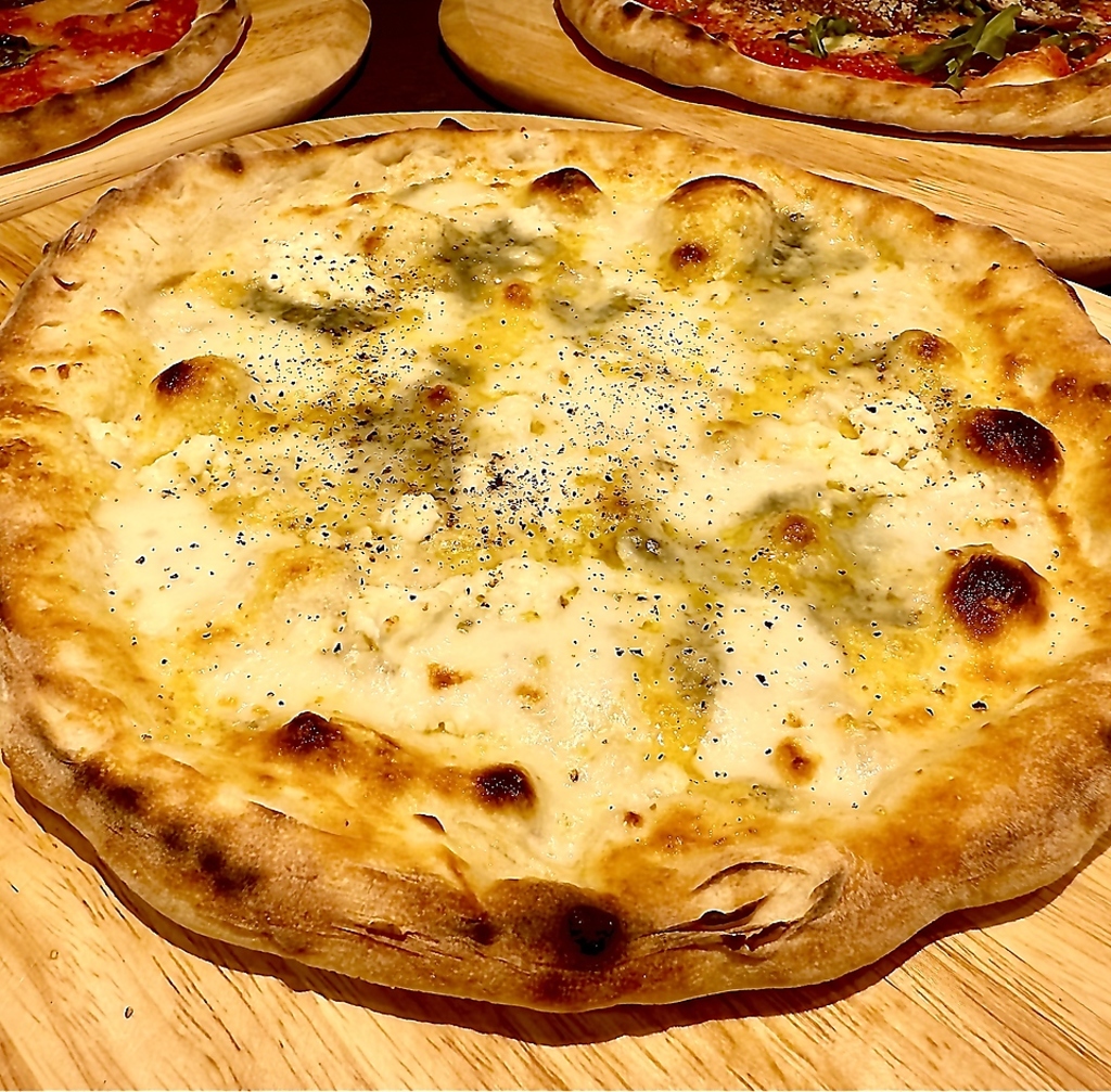 隠れた人気のクアトロフォルマッジピザ、たっぷりハチミツをかけて