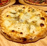 隠れた人気のクアトロフォルマッジピザ、たっぷりハチミツをかけて