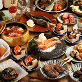 鮨と炉端を愉しめる大人の和食居酒屋。鮮度抜群の旬魚を使った寿司と、炭火で香ばしく焼き上げる炉端料理が楽しめます。落ち着いた和モダンの空間で、職人が目の前で握る寿司や炉端焼きを堪能、デートや接待、女子会など幅広いシーンに最適。鮮魚の旨味を最大限に引き出した料理と贅沢なひとときをお過ごしいただけます。