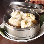 当店自慢の焼売は、ひと口で満足感を感じられる存在感が魅力。素材選びから仕込みまでこだわり、食感と旨みのバランスを追求しました。シンプルに美味しさを楽しめるものから、味付けやトッピングに工夫を凝らした一品まで、バリエーション豊かにご用意。