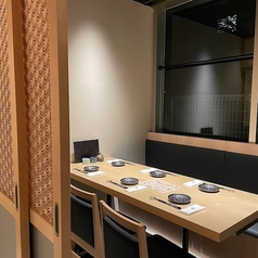 4名様までご利用可能な個室は少人数での会食や接待に最適です。プライベートな空間で周りを気にせずゆっくりとお食事と会話をお楽しみいただけます。人気のお席のため、早めのご予約がおすすめです◎