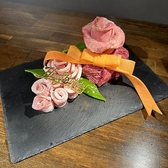 特別な記念日をさらに素敵に演出する「肉ケーキ」をご用意いたします！当店自慢の厳選されたお肉を使用し、華やかな盛り付けでお祝いの場を彩ります。前日までのご予約で5000円(税込)から承っております。大切な瞬間を共に祝う特別な一品！記念日や誕生日などのお祝いの席を演出致します。ご予約をお待ちしております！