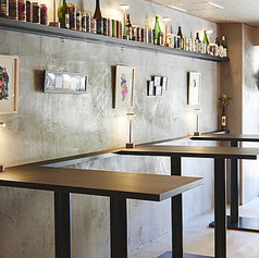 店内入口側には、スタンディング・着席どちらでも利用可能なテーブル席をご用意。様々なシーンに対応可能です！