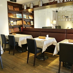 カップルでのデートに最適な2名様用テーブル席を3卓ご用意しております♪落ち着いた空間で、お二人の大切な時間を最高級の神戸牛が彩ります。親密な距離感で会話も弾むこと間違いなし◎記念日や誕生日などの特別な日にも、ぜひ気軽にご利用くださいませ♪※テーブル席はレイアウトにより最大12名様まで可能♪