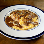 デミグラスソースがたっぷりかかったオムライスは、ふわふわの卵と香ばしいご飯が絶妙なハーモニー♪