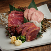 【大人気の馬肉三種盛り】低カロリー・高タンパク・ミネラル豊富な桜肉を堪能できる九州魂。新鮮な馬刺しは希少部位を含め各種取り揃えております。臭みがなく、とろけるような食感と上品な甘みが特徴。お酒のおつまみにぴったりの逸品。甘口の九州醤油とおろし生姜で味わう本場仕込みの一皿を思う存分にお愉しみ下さい。