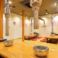 お座敷２２名、６名テーブル５卓、カウンター４席