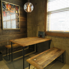 自然光が優しい窓際のテーブル席です。ランチやカフェに最適！