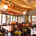 【テーブル席：～30名様】目の前に公園が広がる絶好のロケーション！店内は細部までこだわったインテリアが彩り、まるで陽気なヨーロッパの街角にいるような温かみのあるお洒落な空間。開放的な雰囲気の中で、焼きたてピザの香ばしい香りやシェフの華麗な手さばきをお楽しみください。