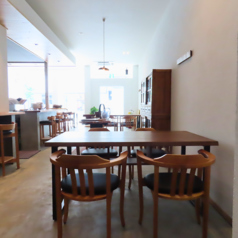 【4名様テーブル】2名様～4名様でご利用可能。友人同士や会社帰り・飲み会・女子会・デートなど幅広くご利用下さい。