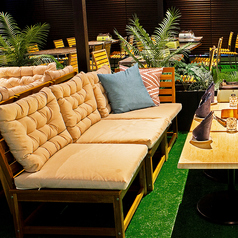 8名まで座れるソファー席。開放感溢れる雰囲気で非日常を味わえます♪