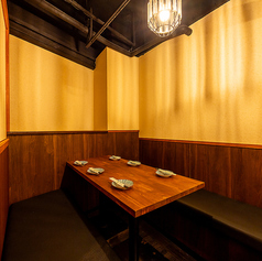 特別な人と過ごす時間にぴったりなカップルシートをご用意しております。二人だけのプライベートな空間で、心温まるひとときをお楽しみください。おしゃれなインテリアと柔らかな照明が、ロマンチックな雰囲気を演出します。特別な記念日やデートに最適です。