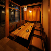 周囲の音を気にせず、落ち着いた空間で仕事の打ち合わせや会食に最適なお席です。ご友人とのおしゃべりや女子会など、プライベートな時間もゆったりとお楽しみいただけます。4名様以上の少人数からご利用可能で、人数やシーンに応じて柔軟にご案内いたします。新横浜駅近で素敵なお食事をお楽しみ下さい。