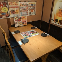 4名様テーブル席【喫煙可能席】 少人数のゆっくりとしたお時間をお過ごし下さい。