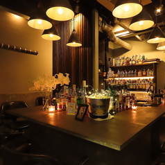 カウンターでゆるりと飲める★サーフィン好きなマスターがいるお店、それがmahalo。10席あるカウンターは毎日様々なお客様がいらっしゃいます…♪カウンターで隣になった方とも自然に仲良くなれる、オトナの社交場。そんなお店です。