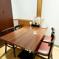 【普段使いに最適なテーブル席】お仕事帰りに少人数でサクッと飲みたい時や、日常のランチ・ディナーに使い勝手抜群のテーブル席です!人数に合わせてお席の連結も可能なので、中規模な飲み会にも対応OK。清潔感あふれるアットホームな空間で、出来たてアツアツの本格中華を気軽にご堪能ください。