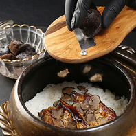 芳醇な香りが漂う「トリュフとフォアグラの土鍋ご飯」