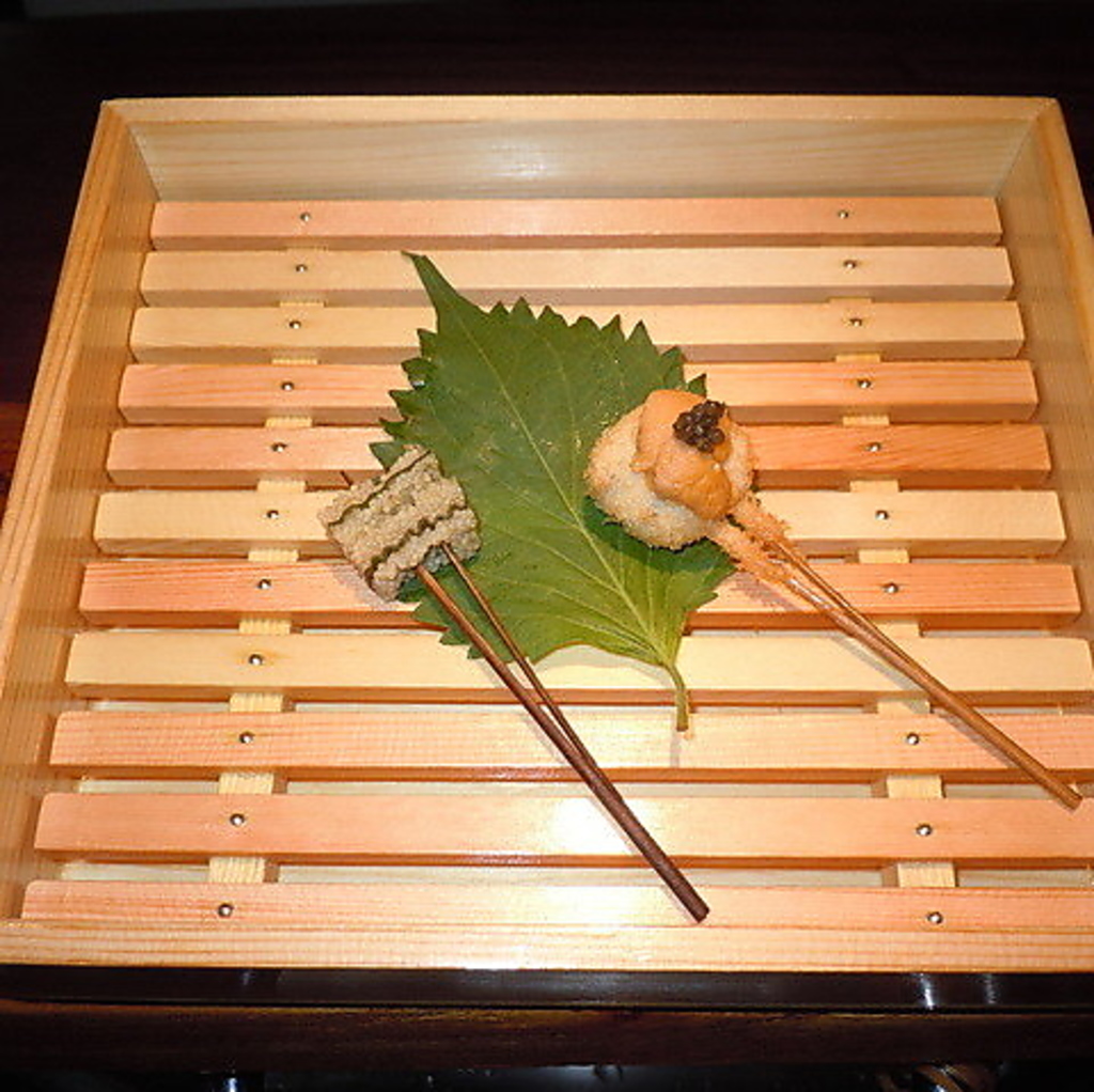 「子持ち昆布 生うにのせ」は、濃厚なうにの旨味が楽しめる一品。+130円(税込)でキャビアの追加もOK