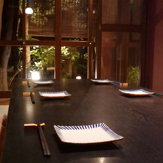 お庭の眺めが美しいお座敷席。※個室ご利用の際は個室料として1組あたり個室料を頂戴しております。 ・個室小 2,000円 ・個室大 3,000円 ・個室貸切2部屋5,000円になります。 ※団体様でご利用の際は、テーブルを連結せずにご案内しております。ご理解のほどよろしくお願いいたします。