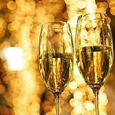 ２人の大切な日を祝して、きめ細かな泡のシャンパンで乾杯。 