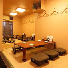 日本一アットホームな居酒屋は座敷席もご用意しております♪伝統的な和風の雰囲気が漂う座敷で、家族や友人とのひとときを心ゆくまでお楽しみください。心温まる雰囲気と心地よいサービスで、特別なひとときをお約束いたします。