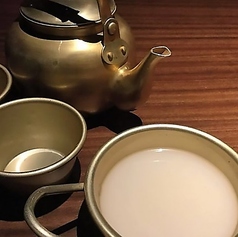 まるで韓国気分!やかんでマッコリを提供♪