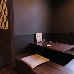 2名様用の掘りごたつ席はカップルにおすすめです。ゆったりとくつろげる雰囲気で、お食事やお酒を楽しみいただけます。（喫煙可）