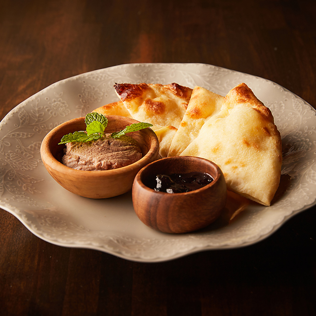 昼はカレー、夜は炭火焼きタンドールとピザと創作。昼夜で表情が変わる二毛作スタイルのビストロ酒場