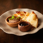 昼はカレー、夜は炭火焼きタンドールとピザと創作。昼夜で表情が変わる二毛作スタイルのビストロ酒場