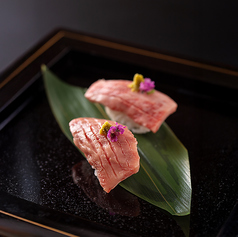 豊潤な旨味の和牛大トロカルビを丹念に炙り、握り寿司に仕上げました