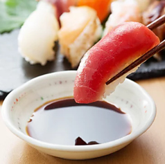 夕方のひとときを、ちょっと贅沢に。店主が厳選した旬の鮮魚を握り寿司で3貫、さらにお好きなドリンク2杯が付いて 1,980円！仕事帰りや待ち合わせ前に、気軽に本格寿司とお酒を楽しめる特別プランです！