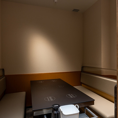 6名様までご利用頂ける完全個室をご用意しております。完全個室となっておりますのでご接待や大事な方とのお食事、ご友人様とのお食事などにご利用くださいませ。上質なお料理と贅沢な空間で、至極のひとときをお過ごしくださいませ。